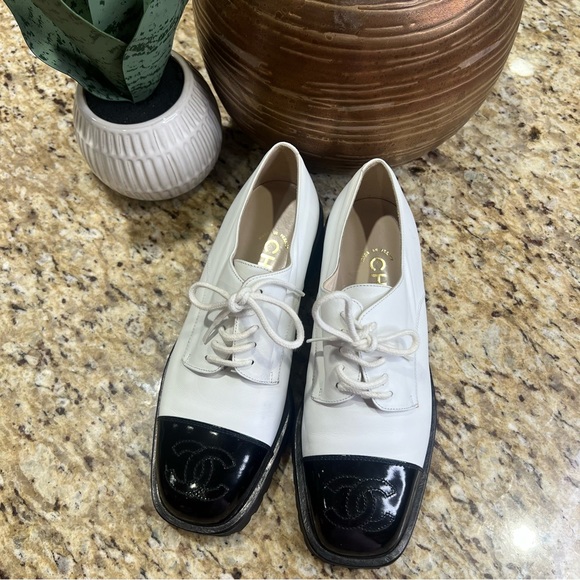 CHANEL Lace-Up Patent Leather White Black Platform Derby Shoes 35 100% Auth. - Picture 4 of 16